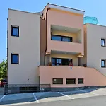 아파트 - Diklo 5887a